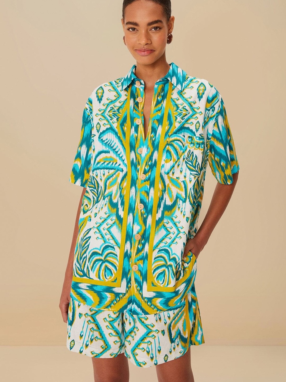 NWT FARM Rio Sand Tropical Tapestry Teal, Yellow & White  Print shorts med.